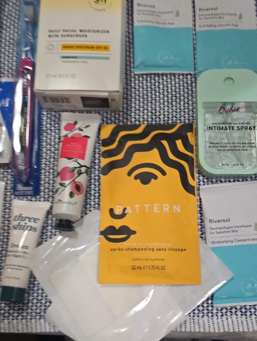 Assorted Beauty Lot Ipsy, Olay, Collagen Wrapping Mask, Makeup Remover Wipes - Picture 8 of 9